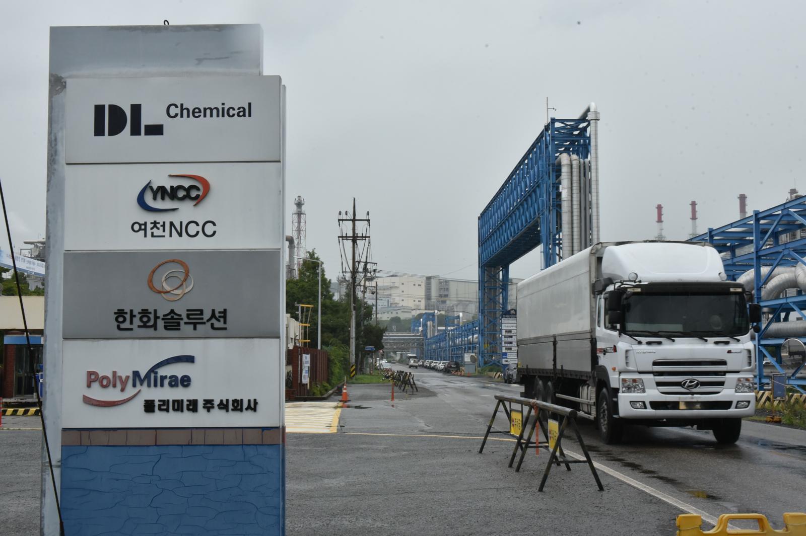 전남 여수국가산업단지 여천NCC 3공장 앞. 뉴스1