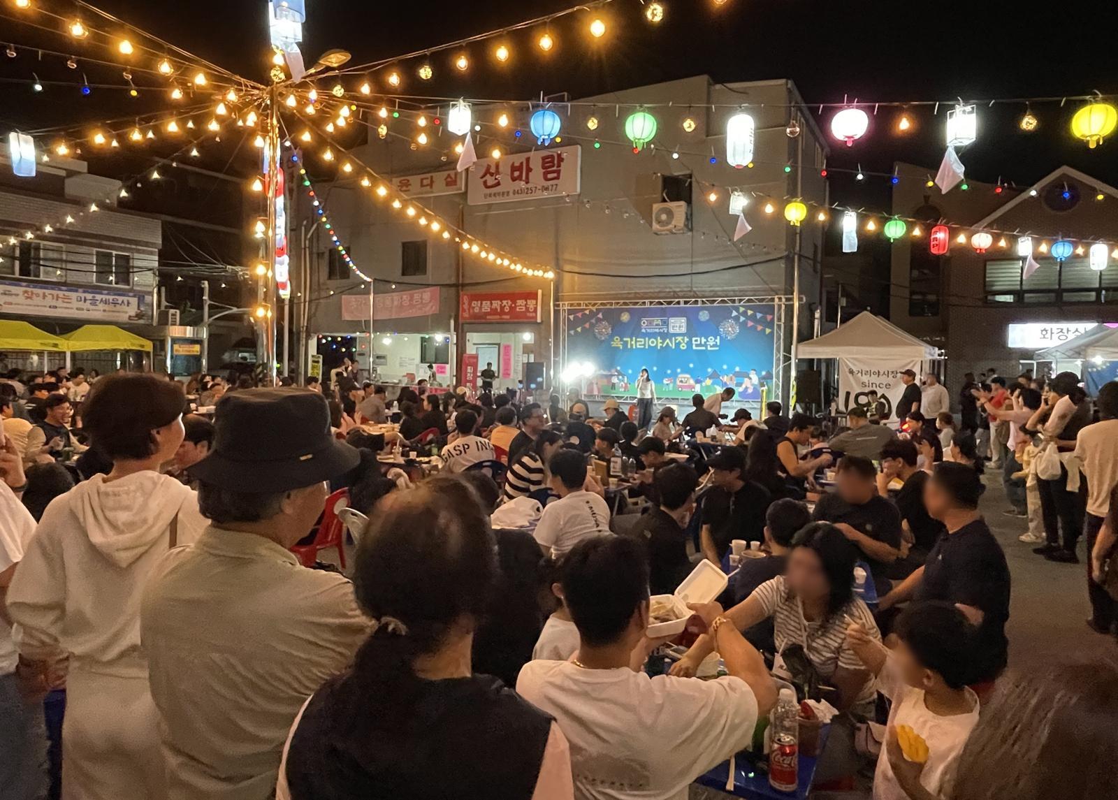 주말 야시장이 열리고 있는 충북 청주시 육거리종합시장이 남녀노소 누구나 즐길 수 있는 ‘꿀잼 핫플레이스’로 주목받고 있다. 청주시 제공