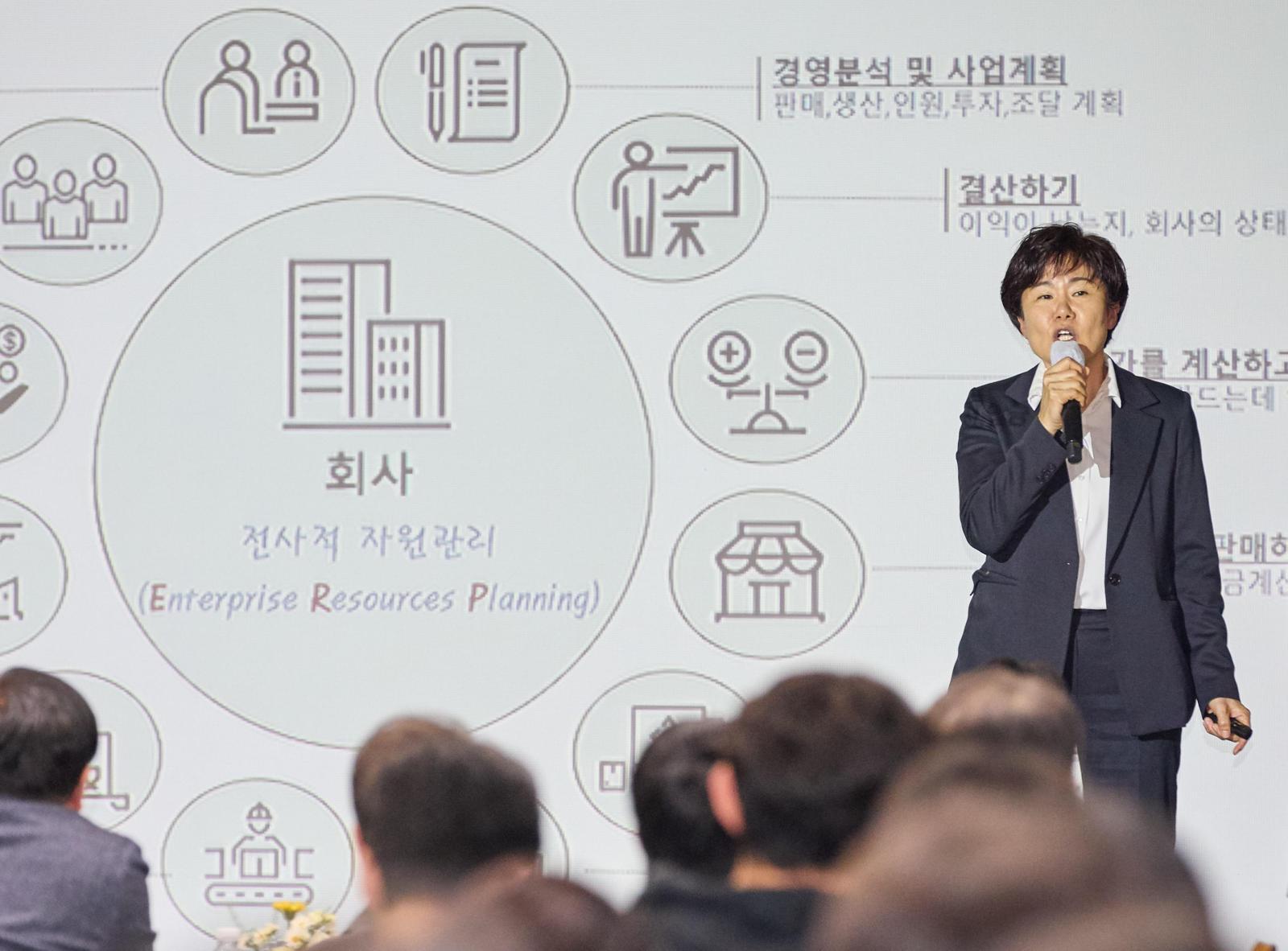 지난해 11월 인하대에서 열린 2026학년도 일학습병행(IPP) 학습모집 기업 초청 설명회에서 기업 담당자들이 일학습병행 프로그램과 기업 지원 시스템에 대해 설명하고 있다. 인하대 제공