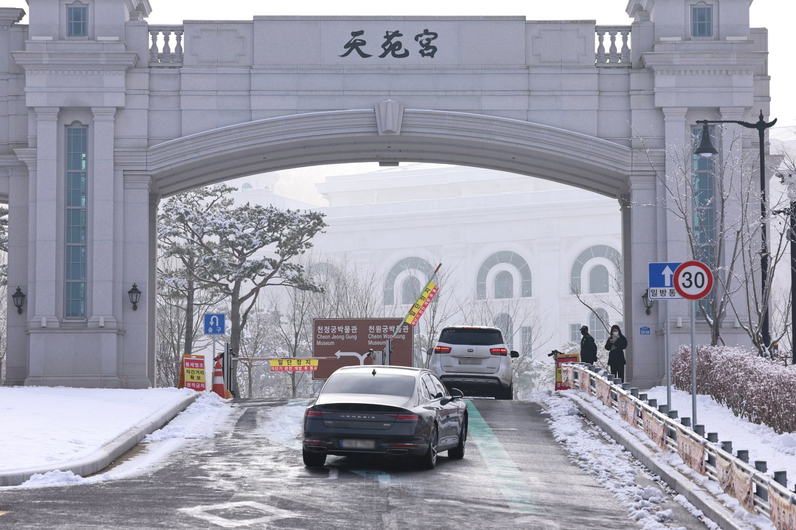 경찰이 세계평화통일가정연합(통일교)의 정치권 불법 지원 의혹에 대해 전방위적인 압수수색에 나선 15일 경기도 가평 통일교 천정궁 출입구를 통해 차량들이 들어가고 있다.   경찰청 국가수사본부 특별전담수사팀은 이날 오전 9시부터 경기 가평 통일교 ‘천정궁’ 등 10개 장소에 대한 압수수색을 진행하고 있다고 밝혔다. 2025.12.15/뉴스1
