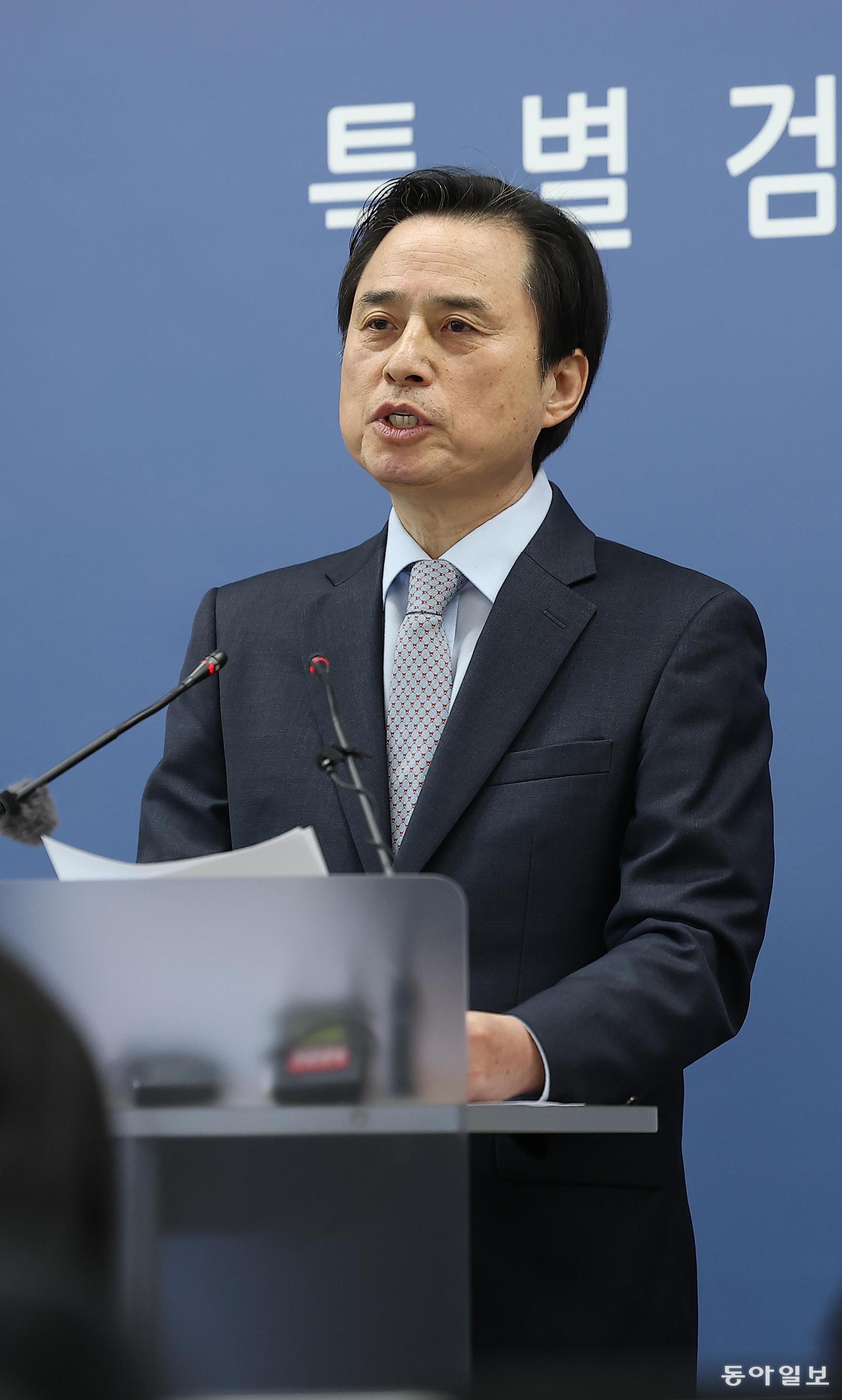 조은석 특별검사가 15일 서울 서초구 서울고검 기자실에서 12·3 비상계엄 사태 관련 최종 수사 결과를 발표하고 있다. 이한결 기자 always@donga.com