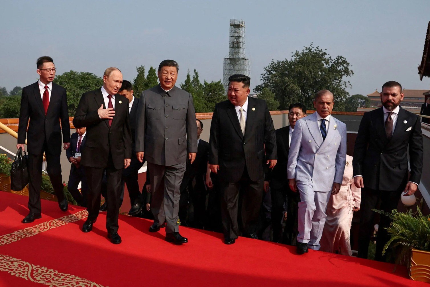 2025년 9월 중국 베이징에서 열린 제2차 세계대전 종전 80주년 기념 열병식에 나란히 참석한 블라디미르 푸틴 러시아 대통령, 시진핑 중국 국가주석, 김정은 북한 국무위원장. 베이징=AP 뉴시스