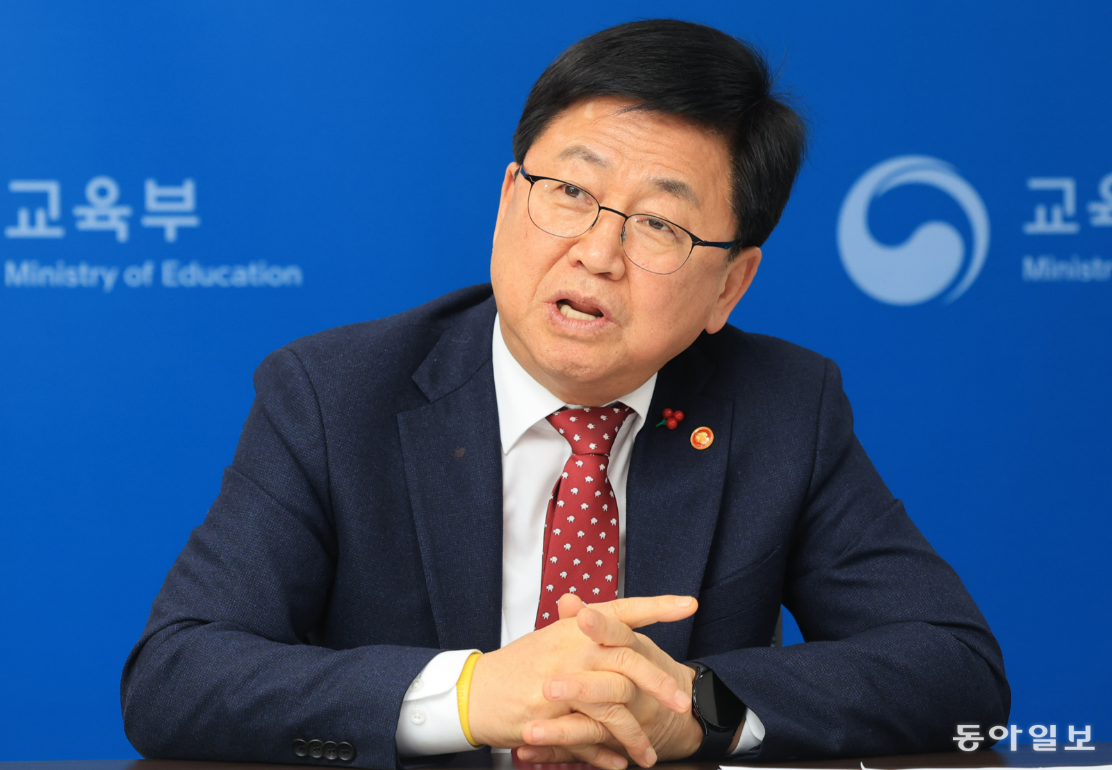 최교진 교육부 장관이 15일 동아일보와 인터뷰를 하고 있다. 최 장관은 “정부가 (대학 등록금을) 통제해 온 것이 대학으로서는 감당하기 어려운 수준이 됐다”면서도 현행 고등교육법상 등록금 인상 한도는 바꾸지 않겠다는 뜻을 밝혔다.  장승윤 기자 tomato99@donga.com