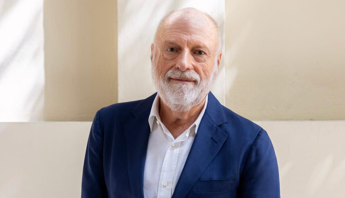 글을 쓰는 작가이자 예술 후원자인 한 네프컨스. 그는 2009년 자신의 이름을 딴 재단을 만들어 비디오 아트 작품 제작을 후원하고 있다. 한네프컨스재단 제공