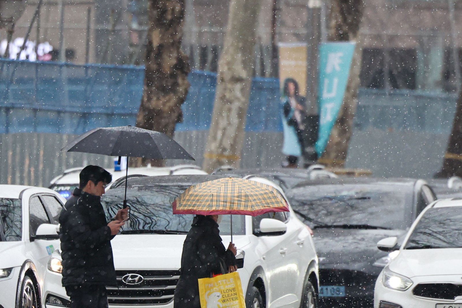 전국 대부분 지역에 비 또는 눈이 예보된 7일 오후 서울 시내 거리에서 시민들이 우산을 쓰고 이동하고 있다. 2024.03.07. [서울=뉴시스]