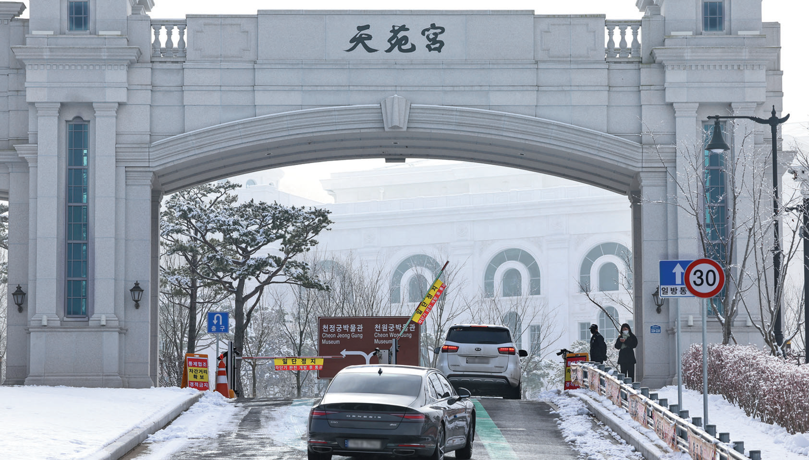 압수수색 당한 통일교 천정궁-천원궁 경찰이 통일교의 정치권 불법 지원 의혹과 관련해 첫 강제수사에 착수한 15일 경기 가평군 통일교 천원궁 출입구로 차량들이 들어서고 있다. 경찰청 국가수사본부 특별전담수사팀은 이날 오전 9시부터 한학자 총재의 거처인 천정궁과 예배시설인 천원궁 등에서 압수수색을 진행했다. 가평=뉴스1