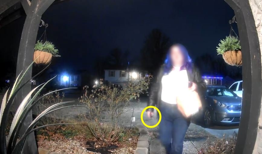 미국에서 배달 기사가 한 손에 자극성 물질을 들고 음식을 배달하는 모습. 틱톡 캡처 @GhostPants