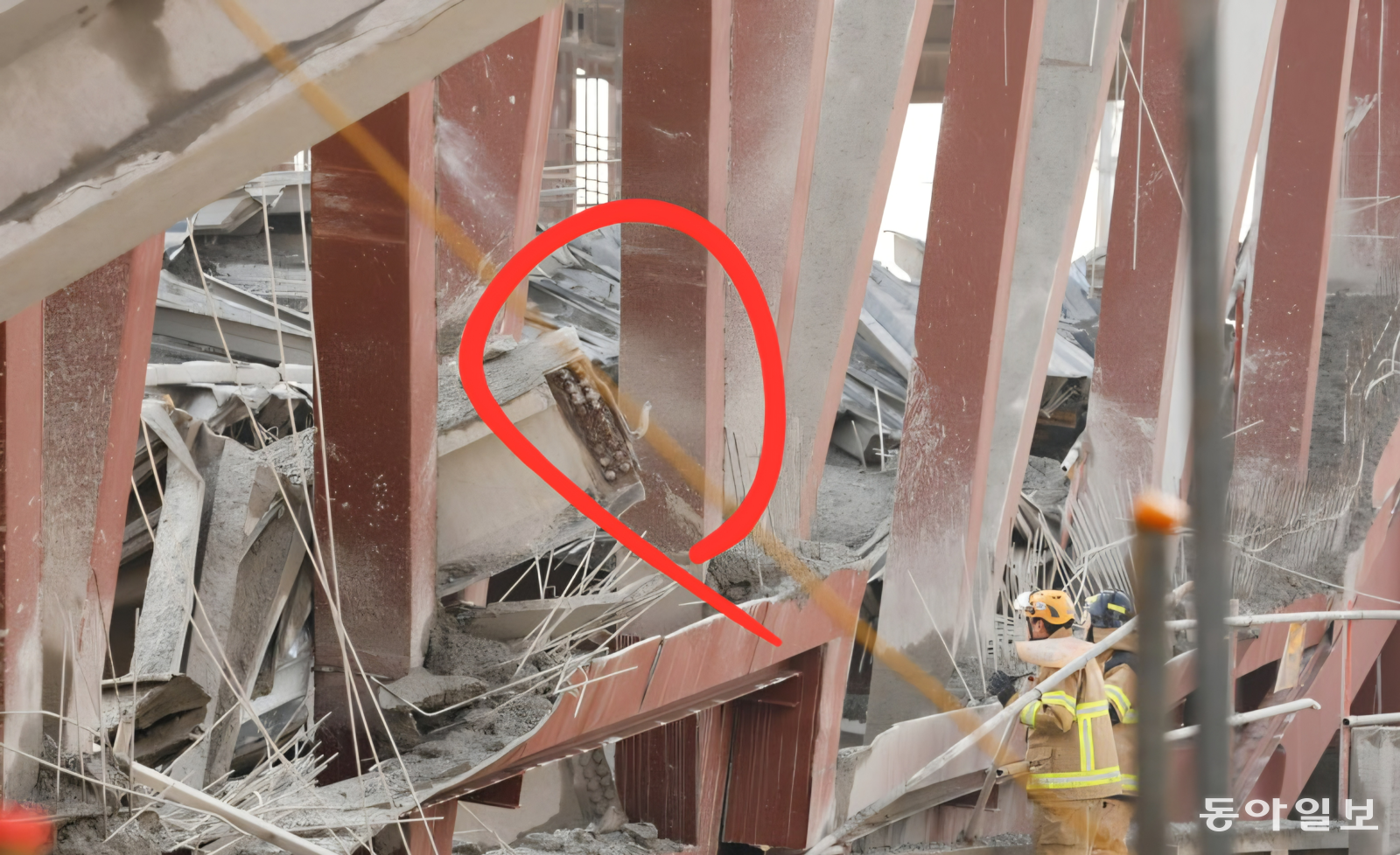 전문가들은 11일 광주대표도서관 붕괴사고의 주된 원인은 철재 뼈대와 보를 연결하는 접합부(빨간색 원) 불량이라고 16일 밝혔다. 독자 제공