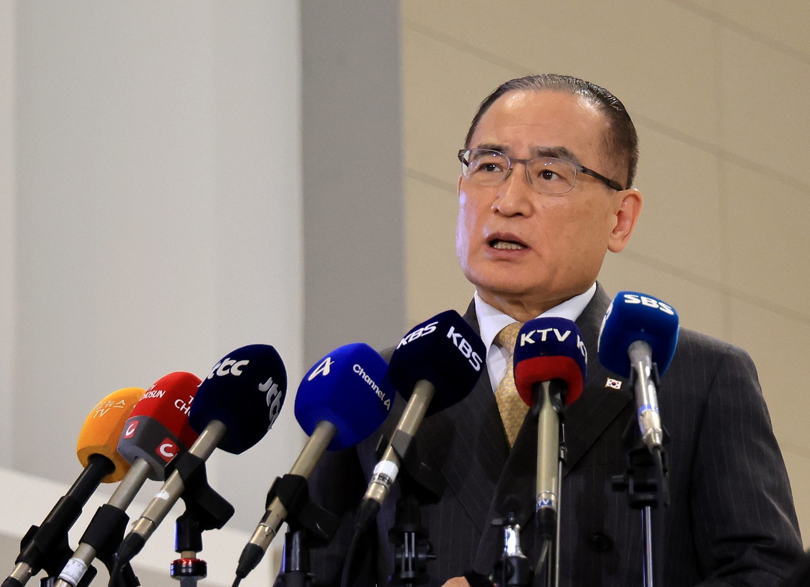 위성락 국가안보실장이 16일 인천국제공항에서 미국 워싱턴DC로 출국하기 전에 기자들과 인터뷰를 하고 있다. 위성락 실장은 미국에서 한미 정상회담 결과를 담은 공동 설명자료 ‘조인트 팩트시트’ 후속 협의를 할 예정이다. 2025.12.16/뉴스1