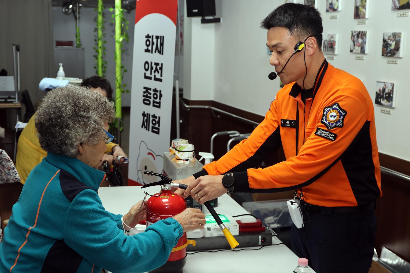 희망브리지가 초고령사회 대응을 위해 노인복지시설에서 ‘노년기 재난안전교육’을 실시했다.