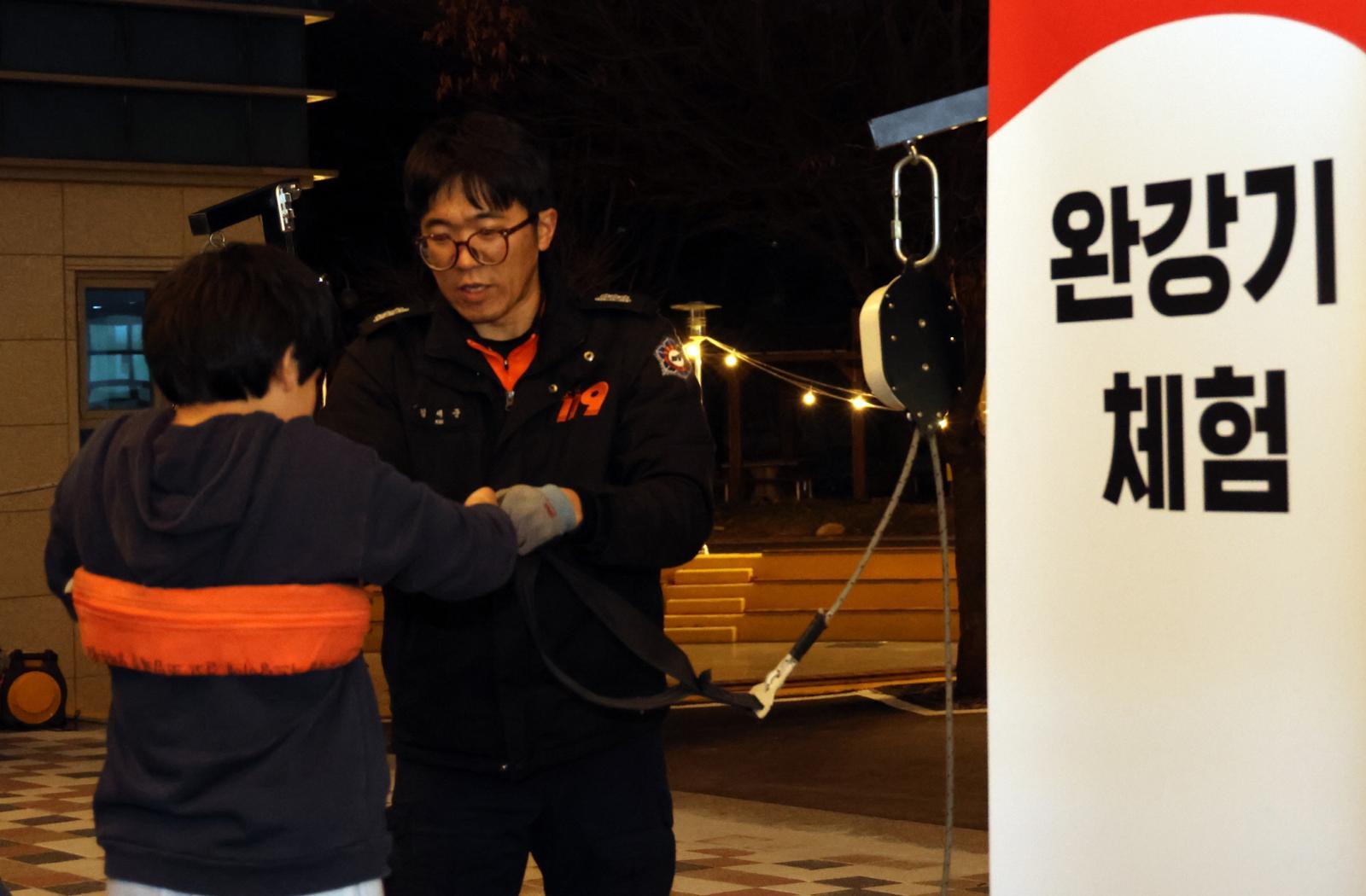 희망브리지가 진행하는 재난안전 체험교육에 참여한 한 청소년이 완강기 체험을 하고 있다.