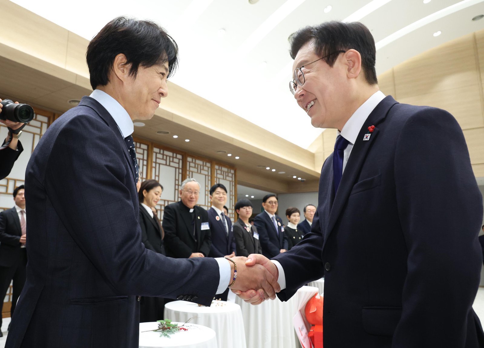 이재명 대통령이 16일 용산 대통령실에서 열린 기부나눔 초청행사에서 굿네이버스 친선대사 배우 최수종과 인사하고 있다. (대통령실통신사진기자단) 뉴시스