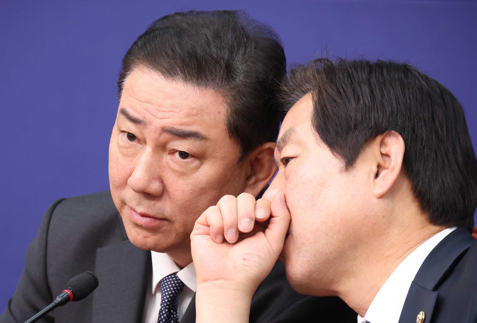 김병기 더불어민주당 원내대표가 15일 오전 서울 여의도 국회에서 열린 최고위원회의에서 황명선 최고위원과 대화를 하고 있다. 2025.12.15. 뉴시스