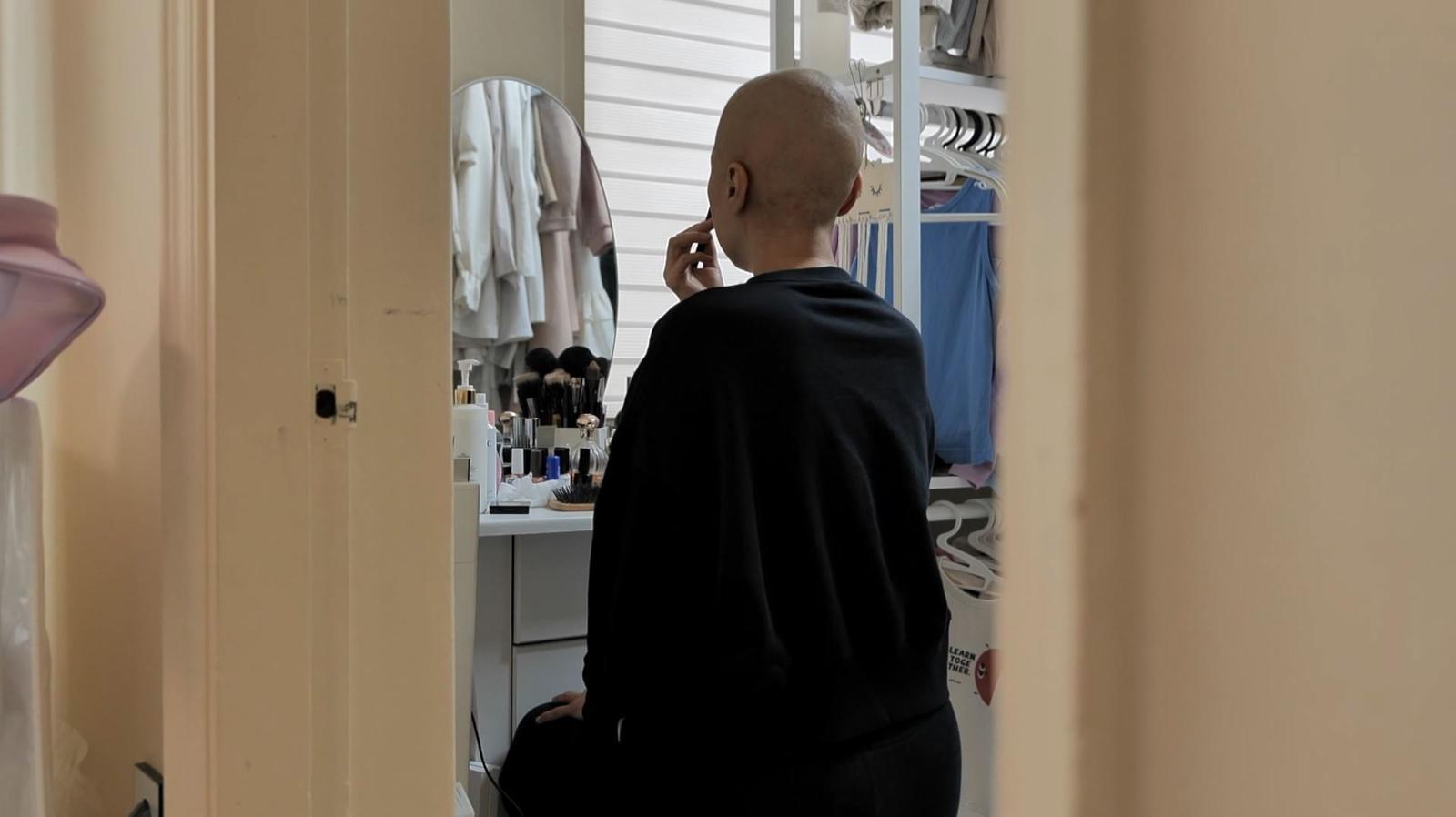 엄마 근영 씨는 아들 정후에게 아픈 얼굴을 숨기기 위해 매일 아침일찍 일어나 화장을 한다.