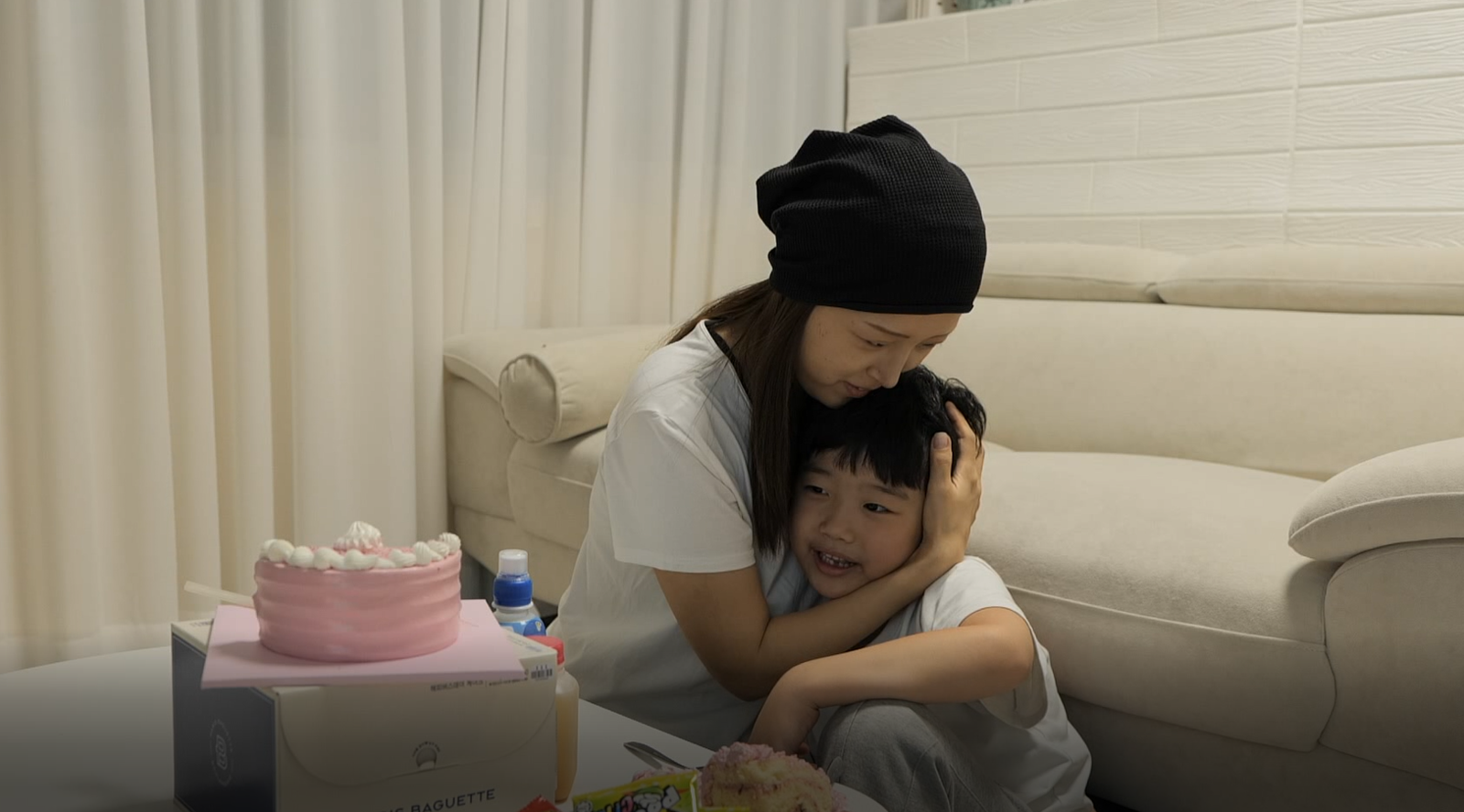 말기 암 환자 근영(가명) 씨가 언제 마지막이 될지 모를 아들 정후(가명)의 생일 파티를 함께하고 있다. 굿네이버스 제공