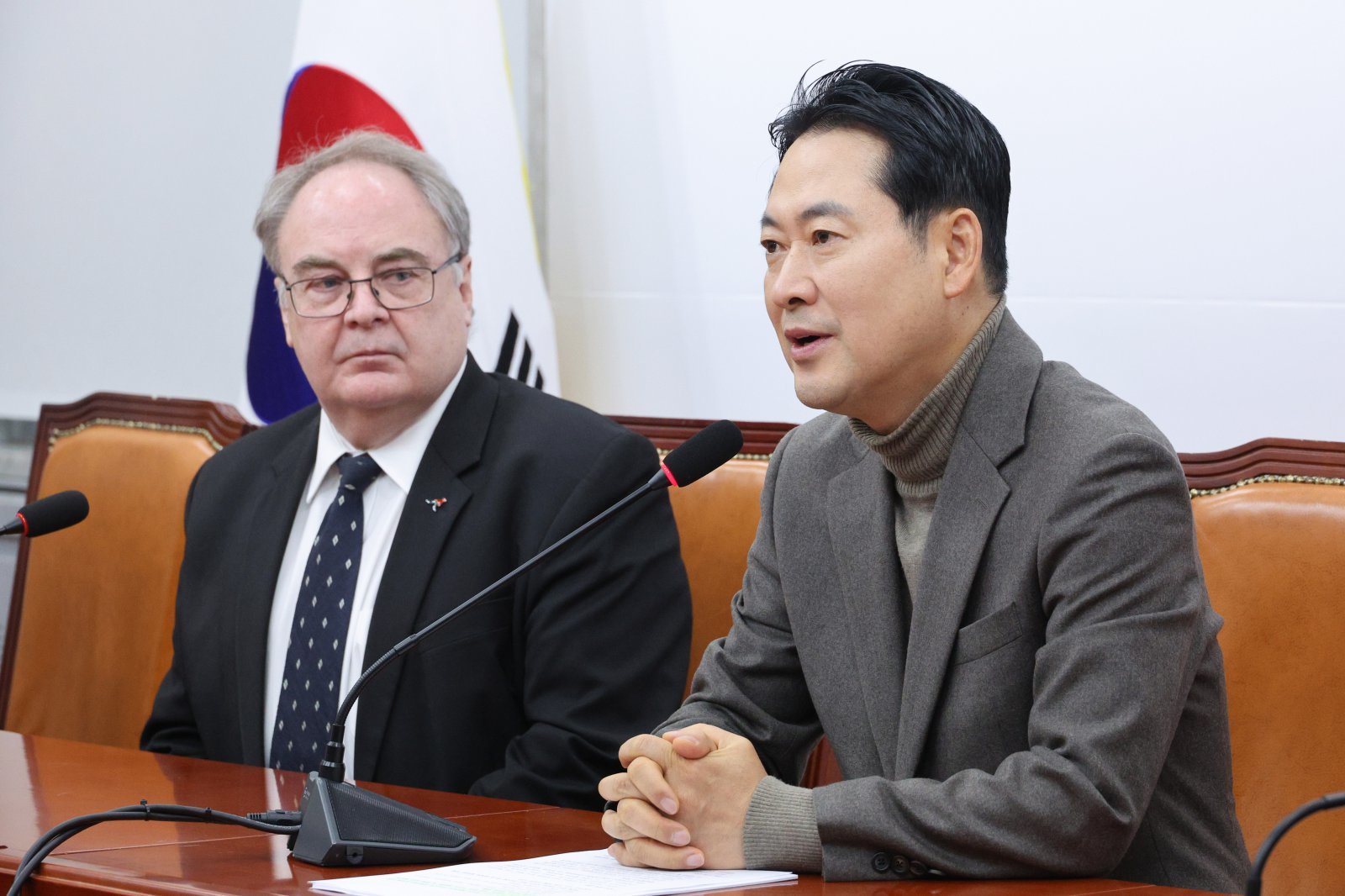 장동혁 국민의힘 대표가 16일 서울 여의도 국회를 찾은 제프 로빈슨 주한 호주대사를 접견하고 있다. 2025.12.16뉴스1