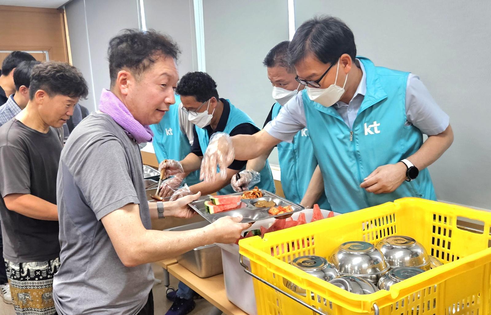 KT 전남전북광역본부 임직원이 수해 복구 현장의 피해 주민들과 자원봉사자를 위해 ‘KT 사랑의 밥차’ 배식 활동을 하는 모습. KT 제공