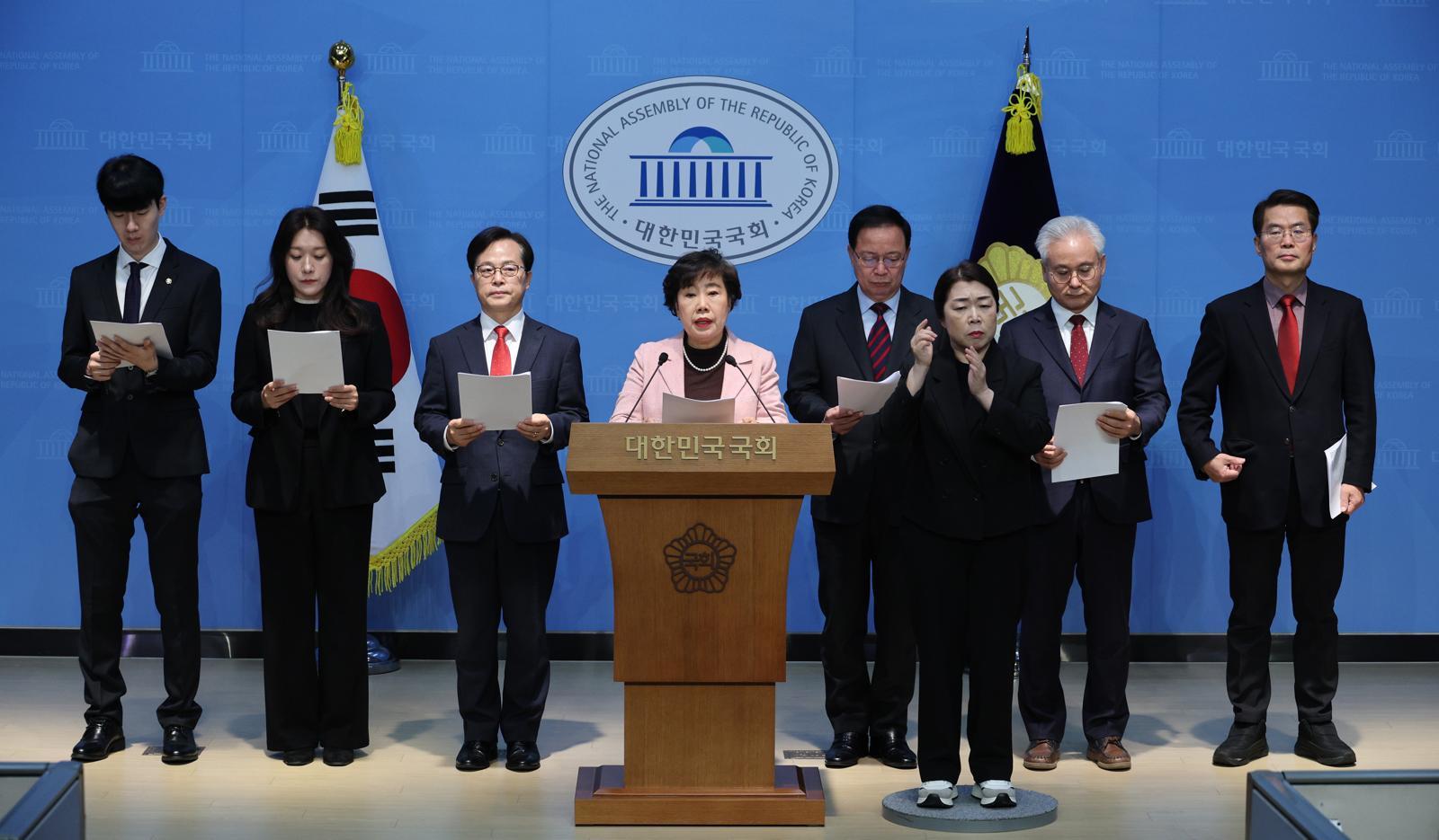 조배숙 국민의힘 사법정의수호 및 독재저지 특별위원회 위원장이 16일 서울 여의도 국회 소통관에서 조은석 특검 수사결과 발표 관련 기자회견을 하고 있다. 2025.12.16/뉴스1