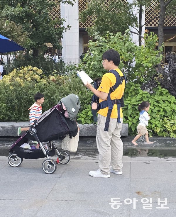 한 아버지가 유모차를 끌고 아이들과 산책을 나온 모습. 동아일보DB