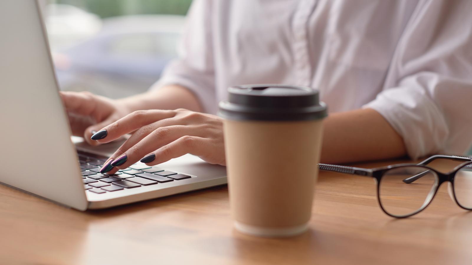 많은 맘카페는 무분별한 가입을 막고 커뮤니티의 성격을 유지한다는 이유로 가입 단계에서 엄마 혹은 여성을 확인한다. 육아에 얼마나 관여하는지와 상관없이, 아빠들은 가입 대상에서 제외된다. 게티이미지뱅크코리아