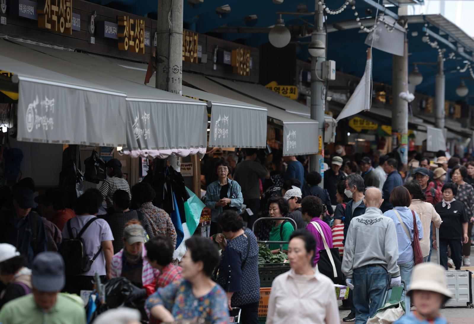 서울 동대문구 청량리 청과물시장을 찾은 많은 시민들이 제수용품을 둘러보고 있다. 2025.10.3 뉴스1