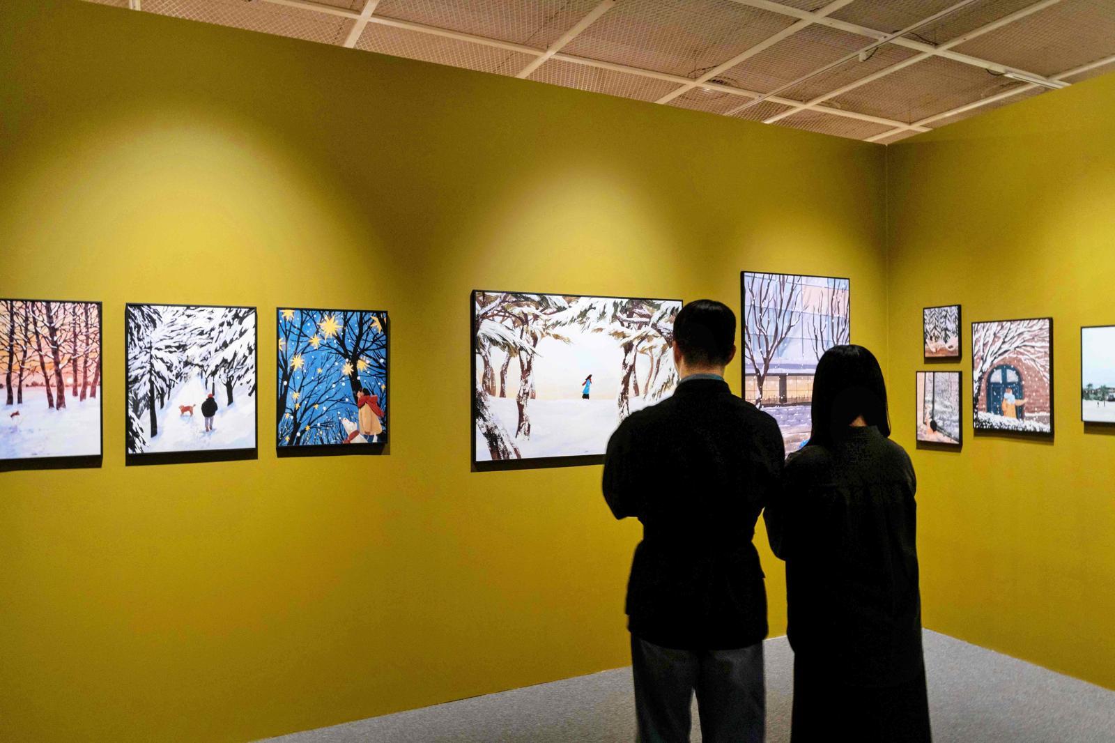 롯데백화점 잠실점 에비뉴엘 6층 아트홀에서 고객이 ‘겨울, 그 따뜻한 순간들’ 전시 작품을 감상하고 있다.