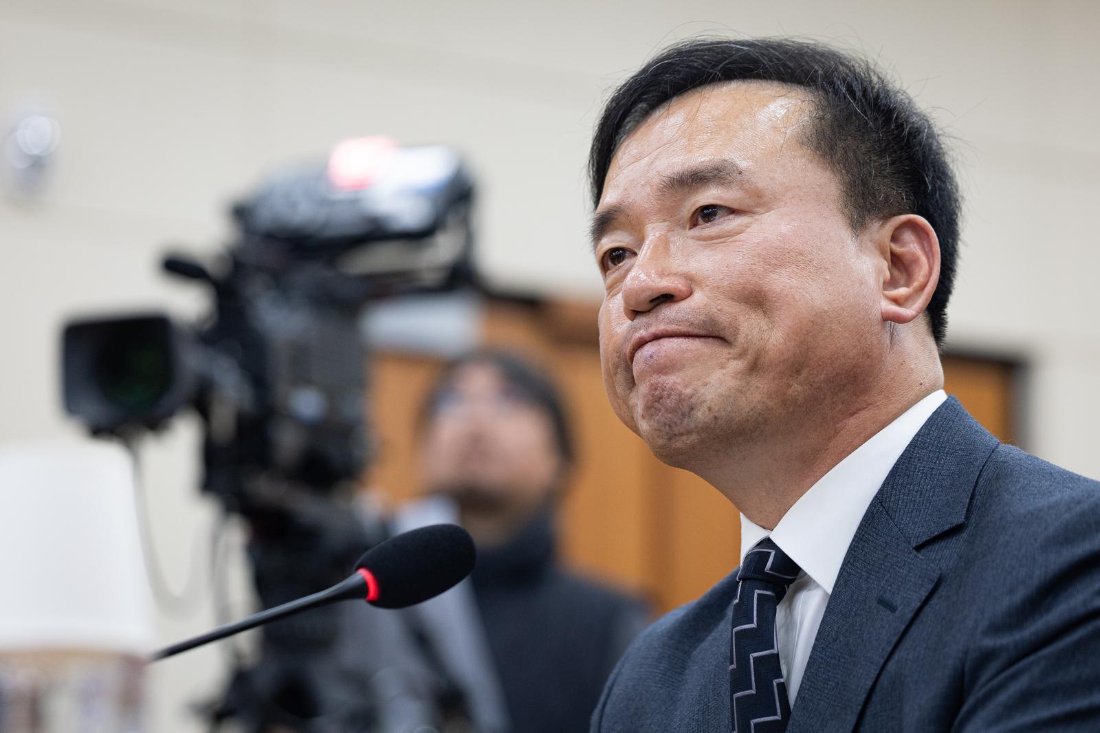 김종철 방송미디어통신위원회 위원장 후보자가 16일 서울 여의도 국회에서 열린 인사청문회에서 의원 질의를 들으며 굳은 표정을 짓고 있다. 2025.12.16/뉴스1