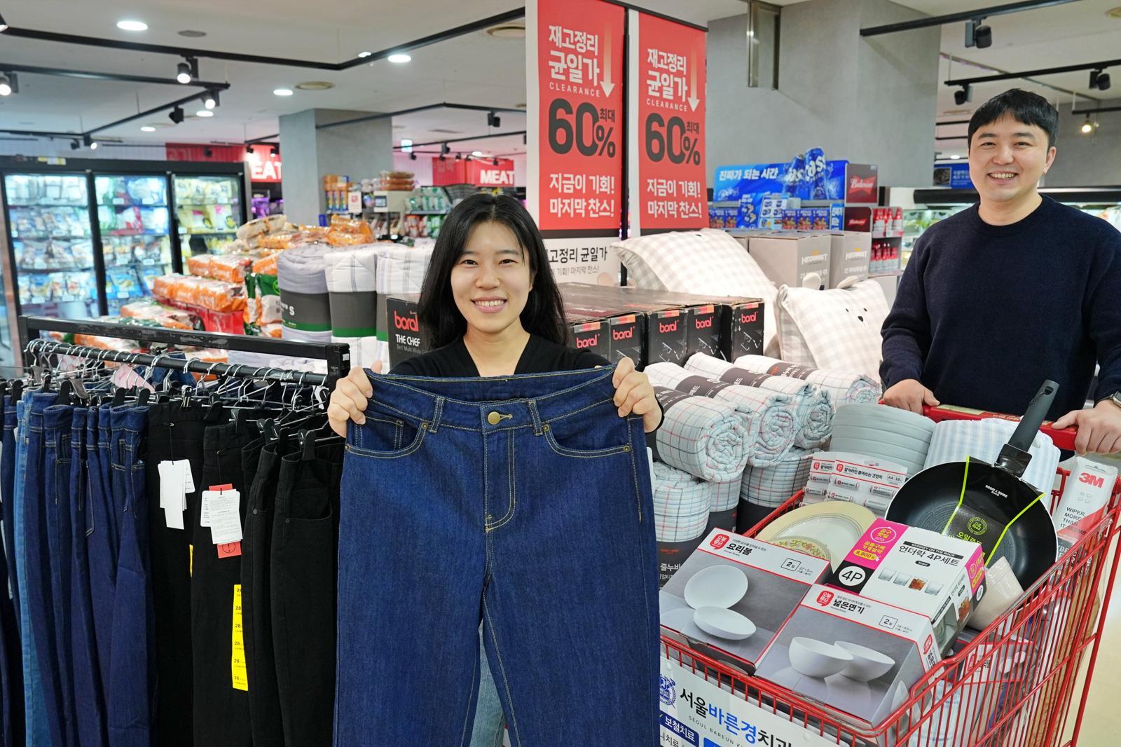 롯데마트 송파점에서 ‘연말 클리어런스 대전’을 홍보하고 있는 최하연(왼쪽), 이강석 롯데마트 패션팀 MD. 롯데마트 제공