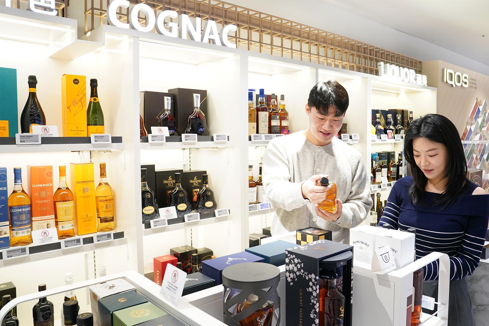 롯데면세점 주류 매장에서 쇼핑하고 있는 고객의 모습.