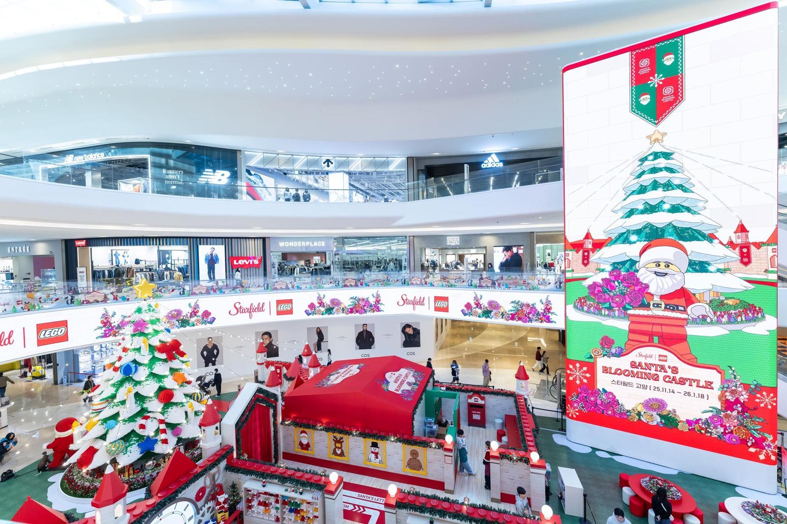 스타필드 고양에서 진행 중인 ‘산타의 블루밍 캐슬’ 전경. 스타필드 고양 제공