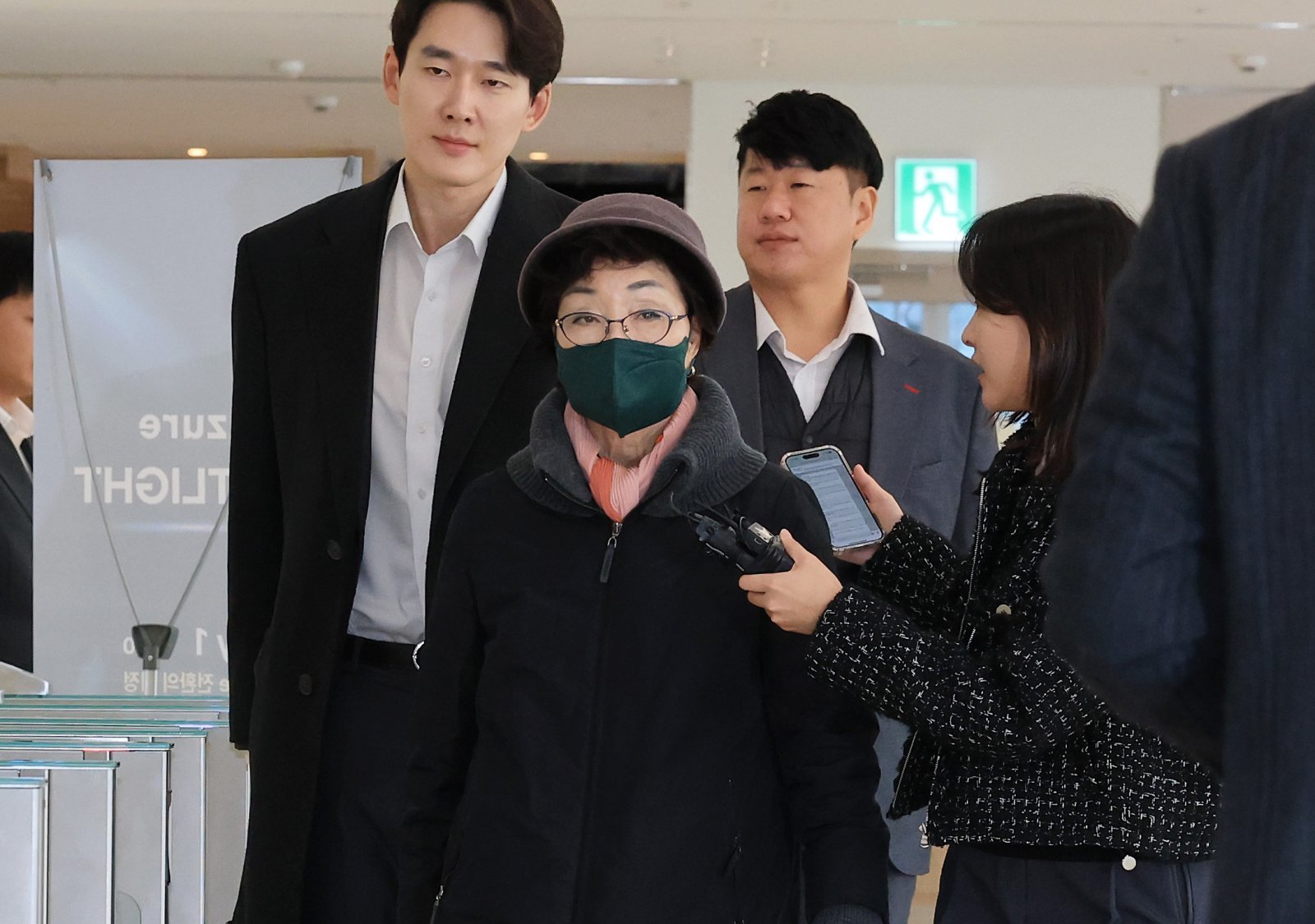 지난 달 11일 오전 서울 종로구 KT광화문빌딩 웨스트에 마련된 김건희특검 사무실에 피의자 신분으로 출석하고 있는 최은순 씨. 2025.11.11/뉴스1