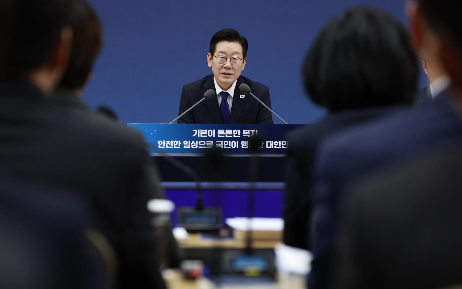 이재명 대통령이 16일 세종시 정부세종컨벤션센터에서 열린 보건복지부(질병관리청)·식품의약품안전처 업무보고에서 발언하고 있다. 2025.12.16. 뉴시스