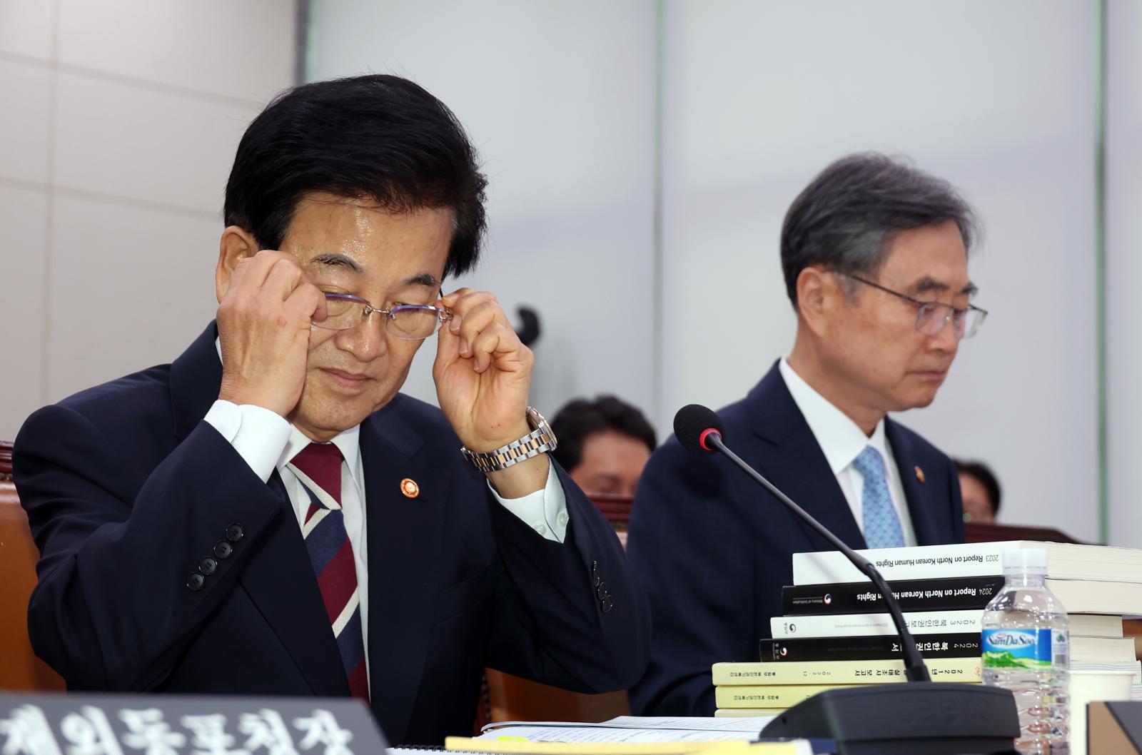 정동영 통일부, 조현 외교부 장관이 서울 여의도 국회에서 열린 외교통일위원회 전체회의에서 의원들의 의사진행 발언을 듣고 있다. 2025.08.18. 뉴시스