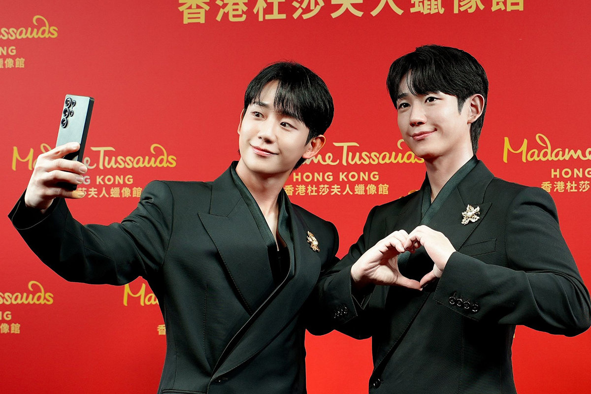 배우 정해인(왼쪽)과 정해인의 밀랍 인형. 사진제공=마담 투소 홍콩
