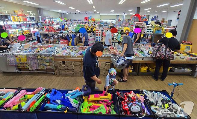 경기 고양 일산동구 사단법인 트루 사무실에서 열린 바자회에 시민들이 물총과 장난감 등을 고르고 있다. ⓒ 뉴스1