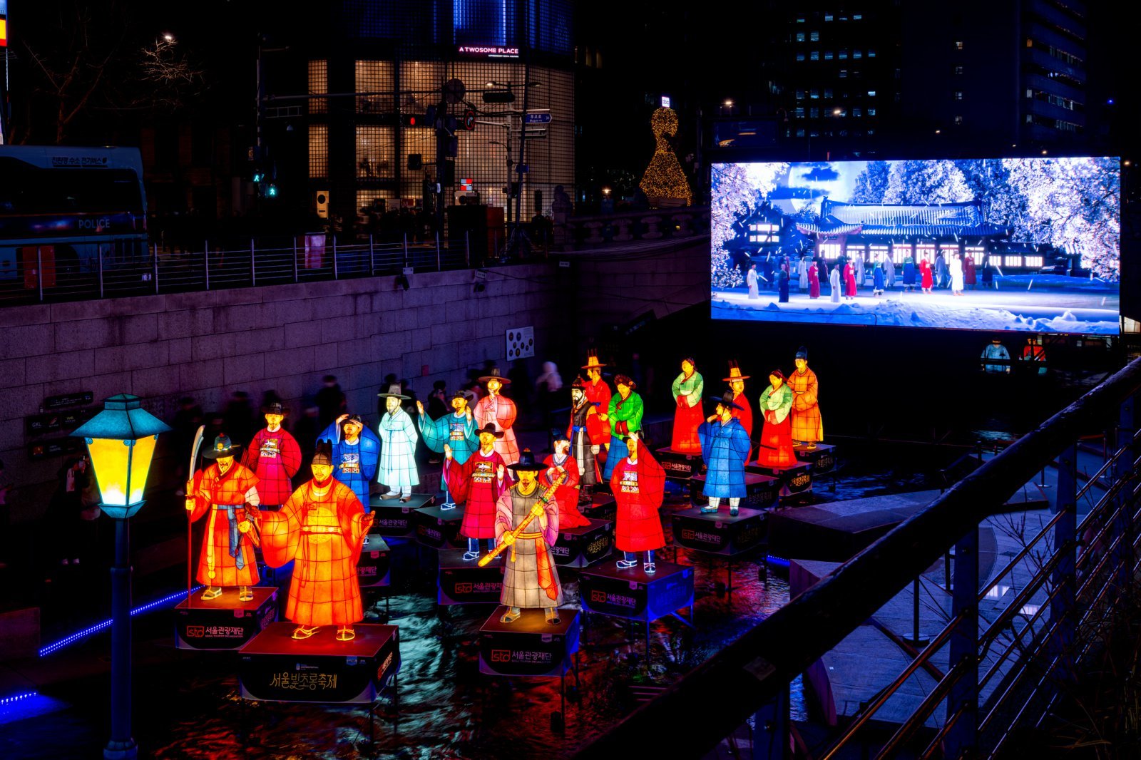 제17회 서울빛초롱축제에서 청계천 폭포 앞을 장식한 첫 작품. 1887년 경복궁 건청궁에서 최초로 전등이 켜진 역사적 순간을 표현했다.     서울관광재단 제공