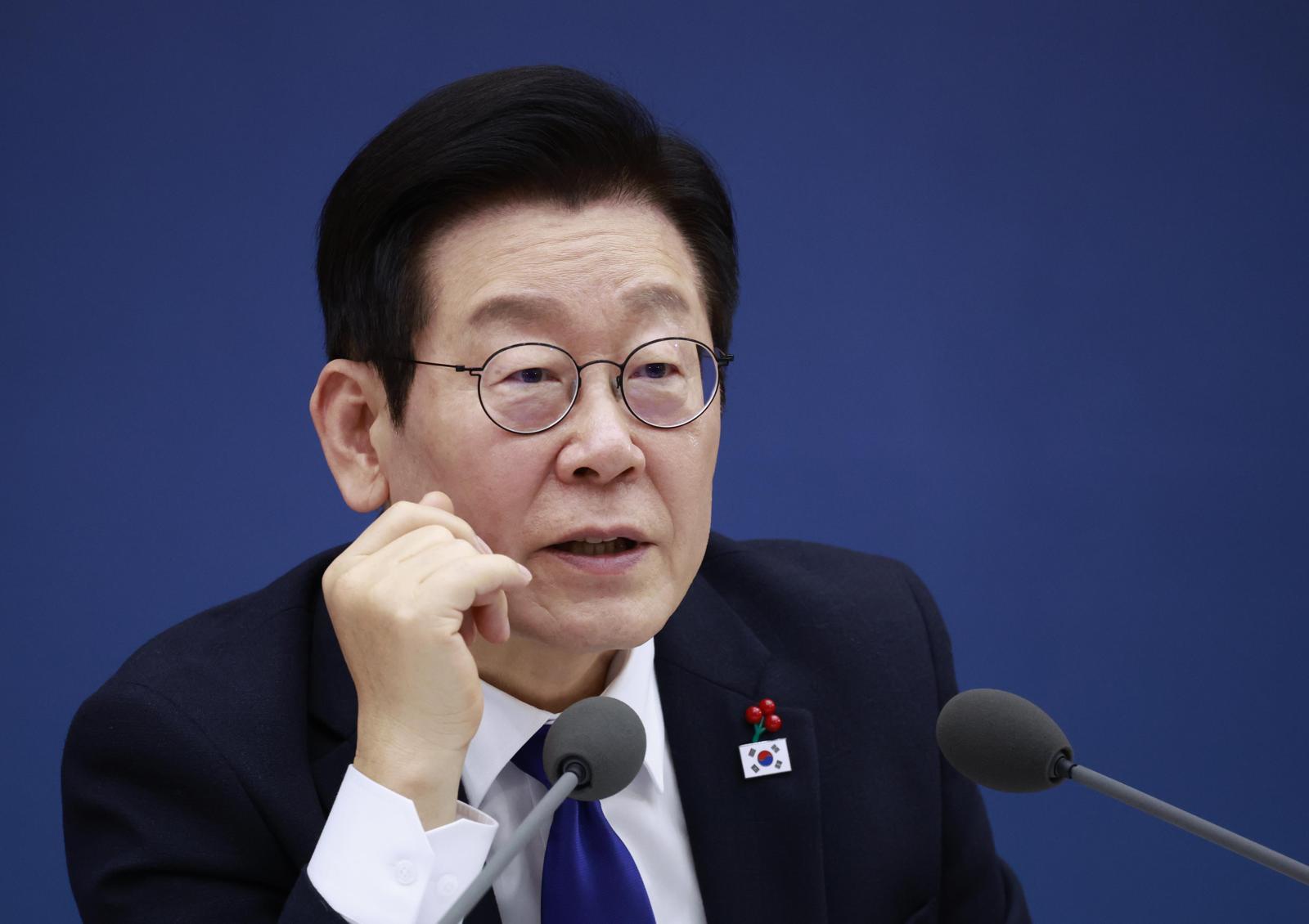 이재명 대통령이 16일 세종시 정부세종컨벤션센터에서 열린 보건복지부(질병관리청)·식품의약품안전처 업무보고에서 정은경 보건복지부 장관의 발언을 듣고 있다. 2025.12.16. 세종=뉴시스