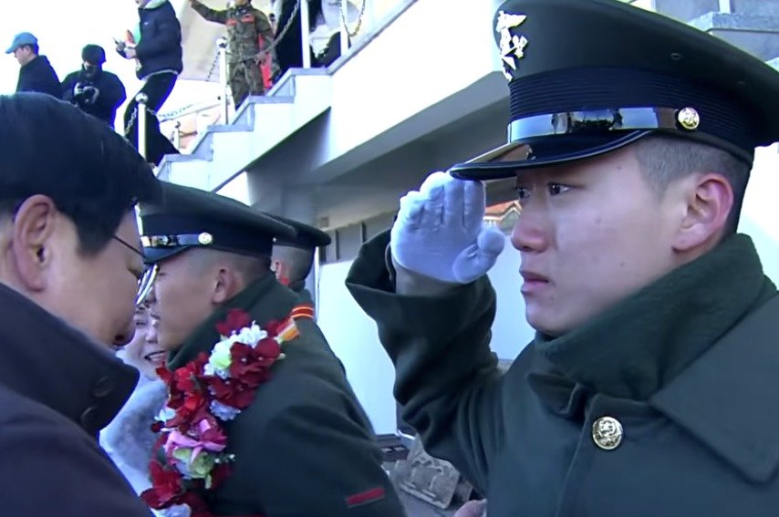 해병대 1323기 수료식에서 아버지에 거수경례하는 박세현 씨. 뉴스1