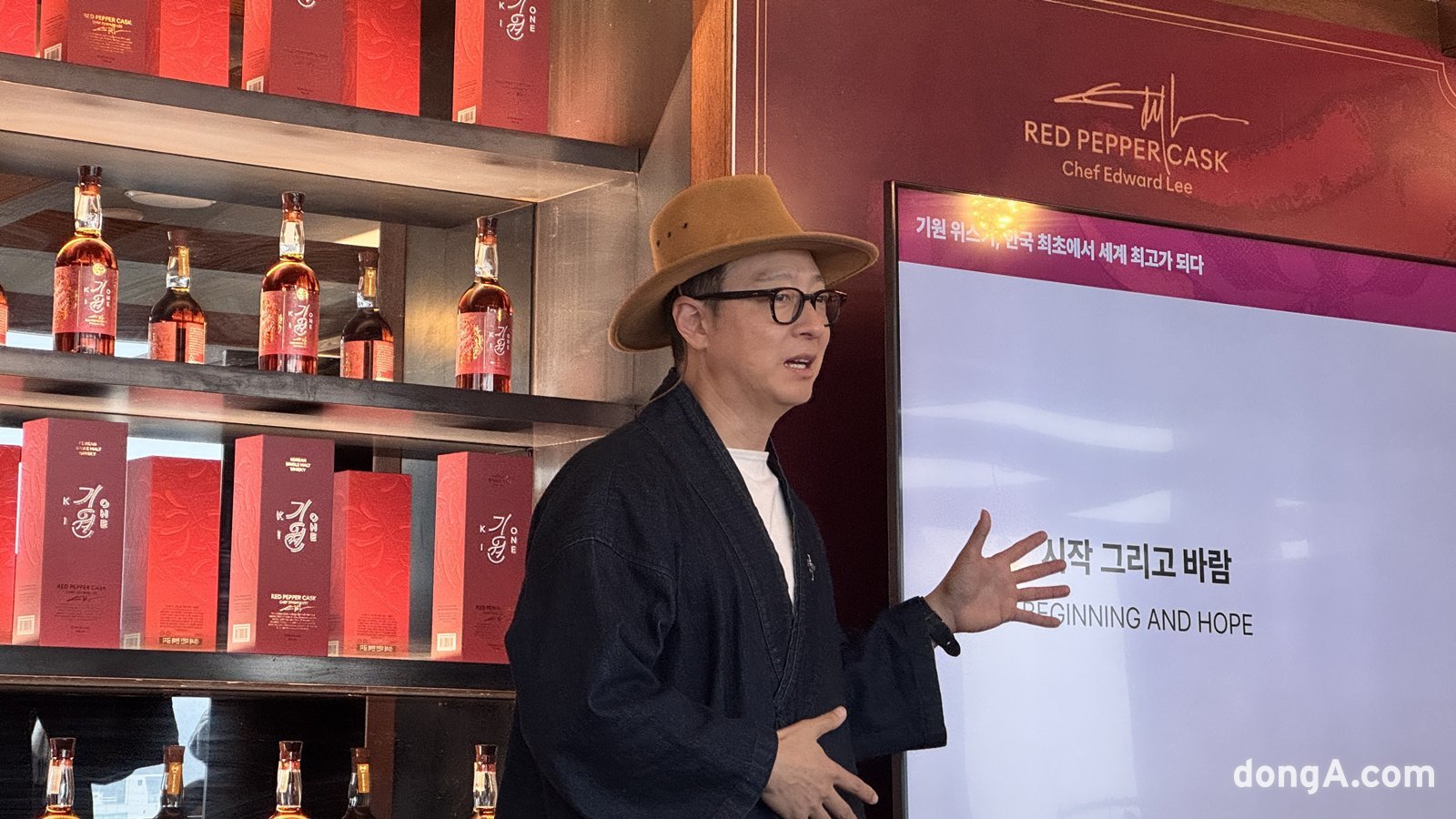 도정한(Bryan Do) 기원 대표가 16일 서울 마포구 라이즈 호텔 사이드 노트 클럽에서 열린 ‘기원 레드 페퍼 캐스크’ 공개 행사에서 기원 위스키에 대해 설명하고 있다. 윤우열 기자 cloudancer@donga.com