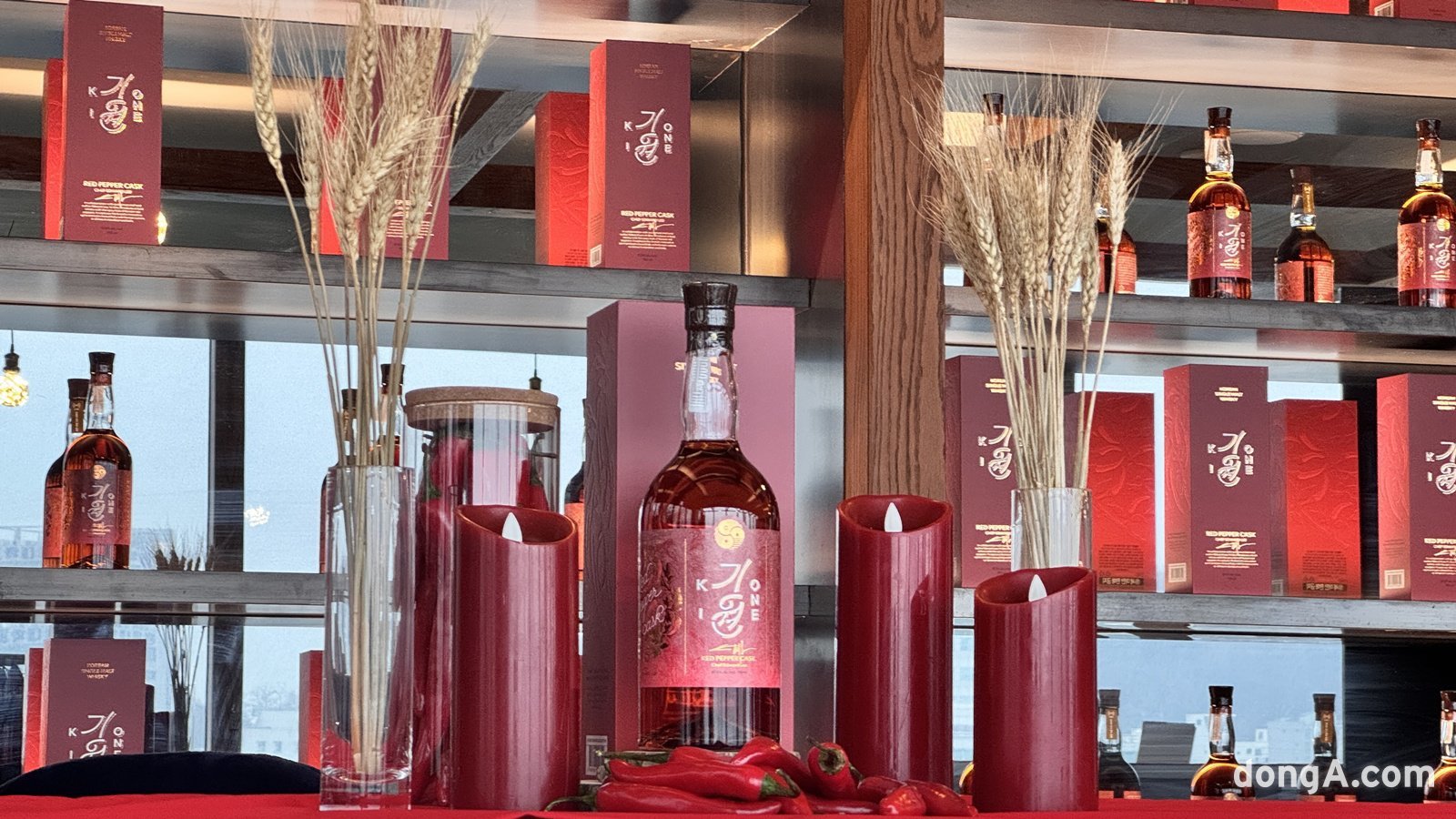 기원 위스키가 에드워드리 셰프와 협업한 ‘기원 레드 페퍼 캐스크’.  한정판인 이 제품은 1500병만 생산될 예정이다. 윤우열 기자 cloudancer@donga.com