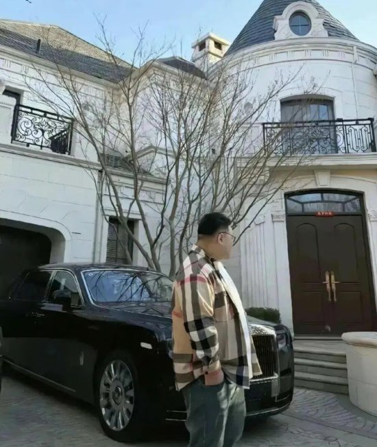 자산 2조 원을 주장하는 중국 30대 남성이 ‘애국심’을 배우자 조건으로 내걸고 공개 구혼해 화제다. 수백 명이 몰렸지만, 일각에선 주가 조작을 노린 사기극이라는 의혹도 제기되고 있다. 도우인 갈무리