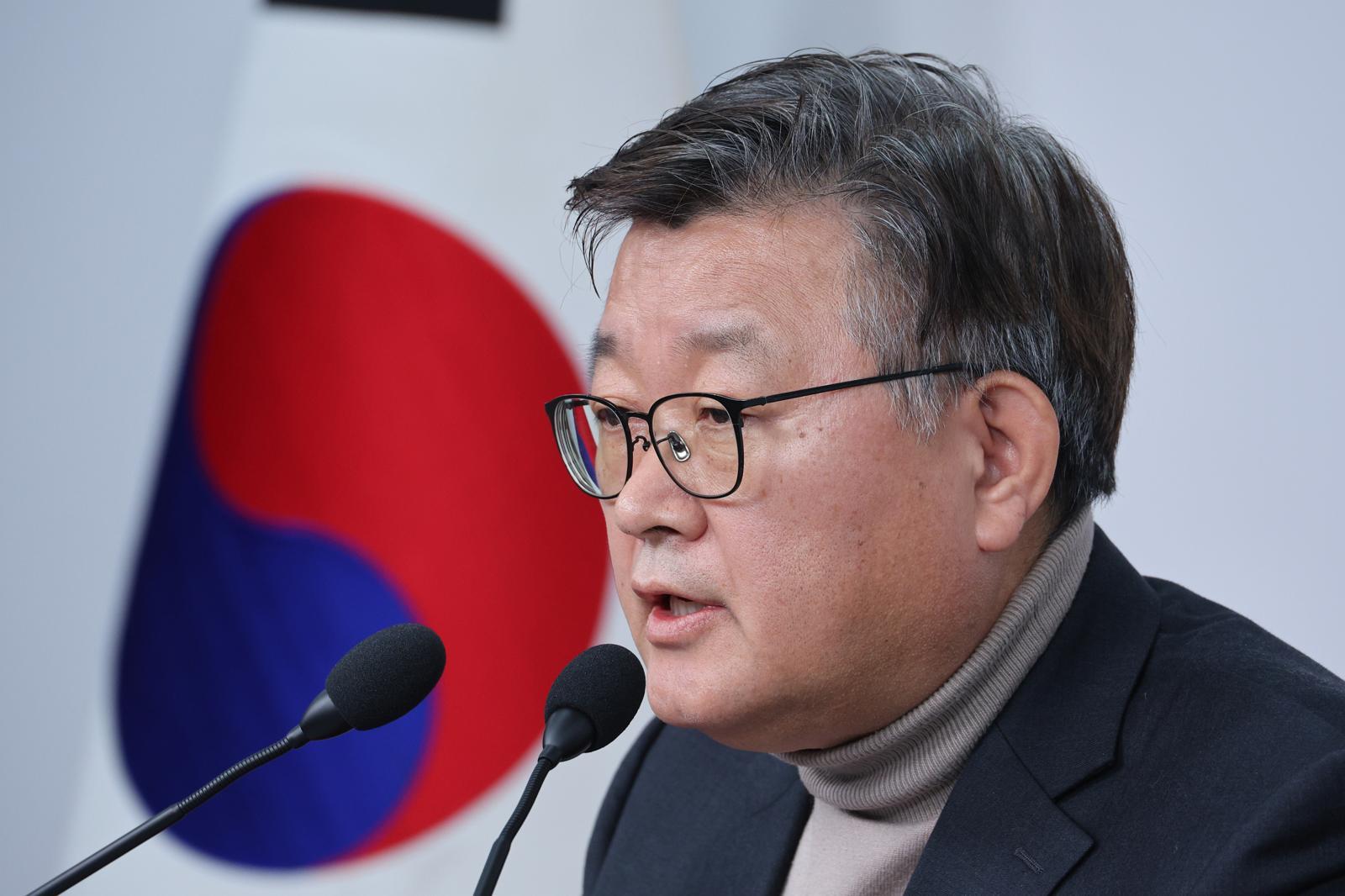 이호선 국민의힘 당무감사위원장이 16일 서울 여의도 국민의힘 당사에서 김종혁 전 최고위원에 대한 당원권 정지 2년 권고 결정에 대한 브리핑을 하고 있다. 2025.12.16/뉴스1