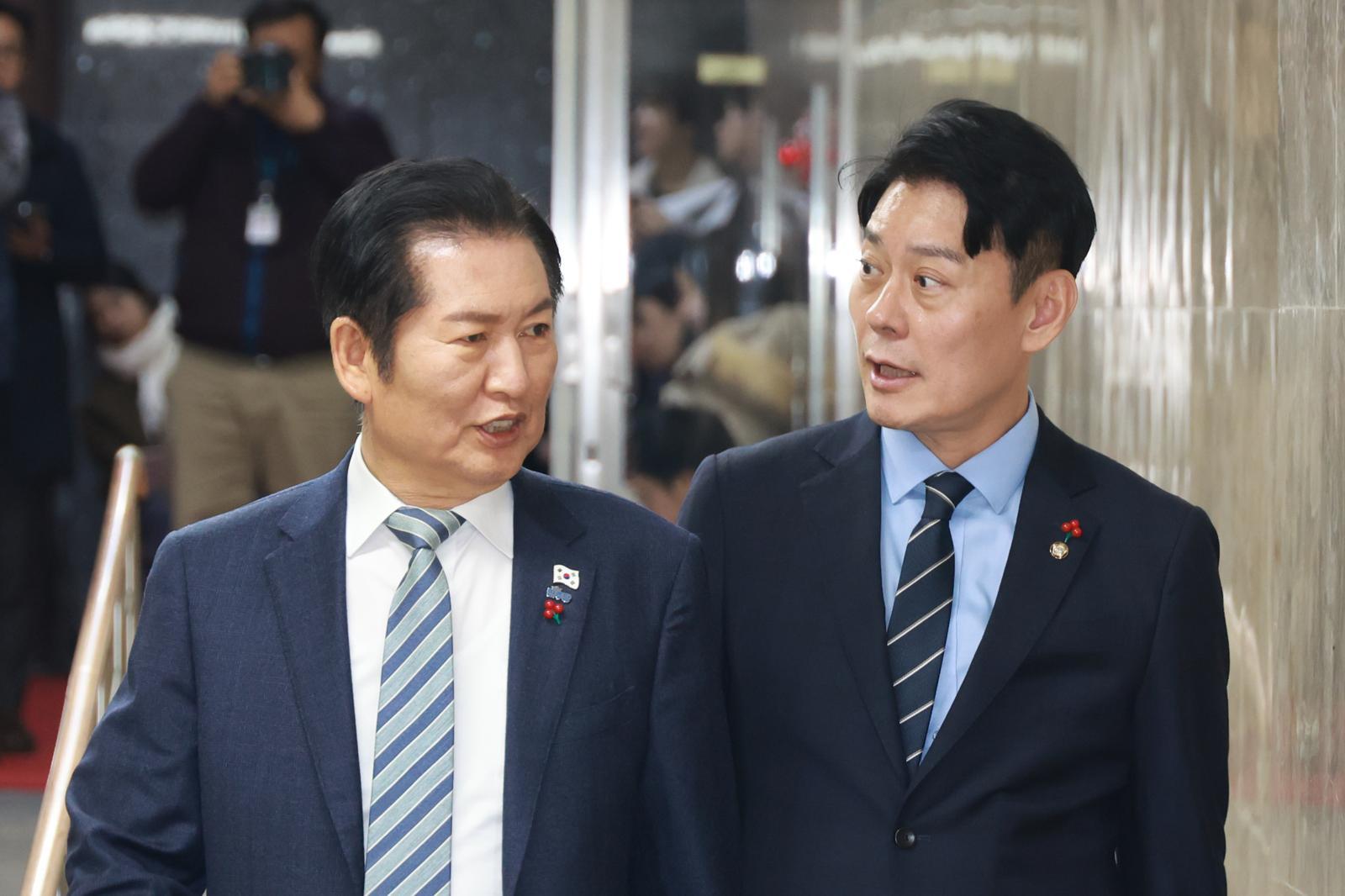 정청래 더불어민주당 대표가 16일 서울 여의도 국회에서 열린 비공개 의원총회에 참석하고 있다. 2025.12.16. 서울=뉴시스