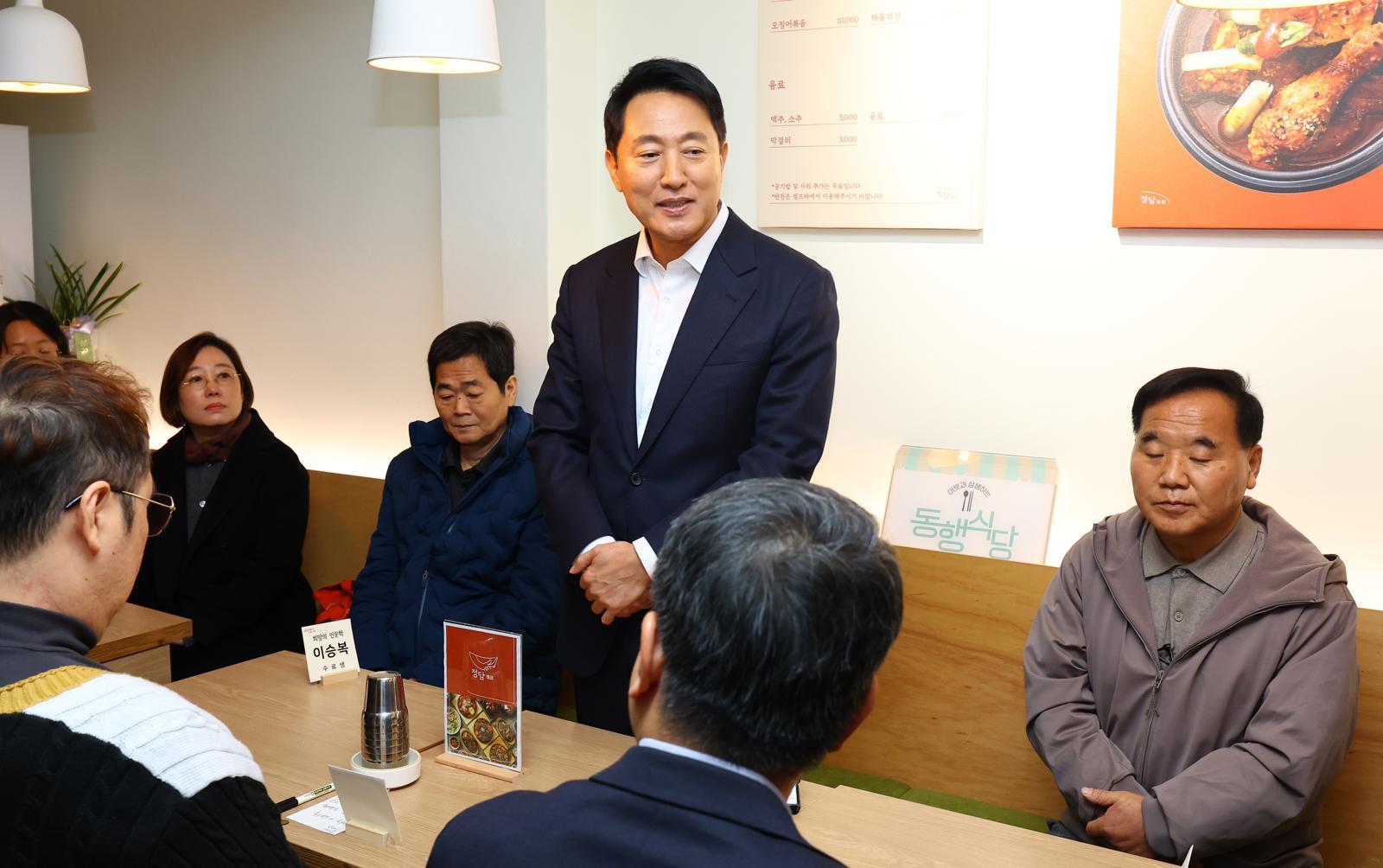 오세훈 서울시장이 16일 서울 용산구의 ‘희망의 인문학’ 수료생들이 직접 운영하는 동행스토어 1호점 집밥 음식점 ‘정담(情談)’ 을 찾아 덕담을 하고 있다.  희망의 인문학이란 인문학 수업을 통해 노숙인 등이 자존감을 회복하고 지역 사회에서 자립할 수 있도록 돕는 서울시 사업이다.  ‘정이 담긴 진심 어린 이야기’라는 의미인 정담(情談)은 참여자들이 재기를 위해서 노력하고 진심으로 음식을 만든다는 의지를 담았다. 희망의 인문학 수료생 중 조리사 등 경험이 있는 5명이 직접 운영한다. 2025.12.16. 공동취재