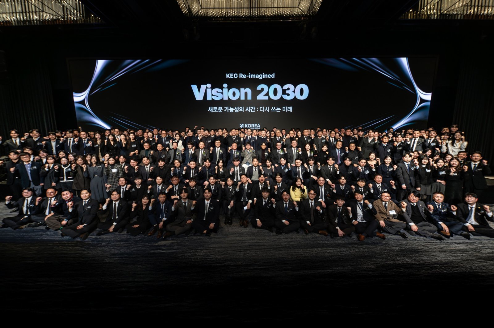 코리아교육그룹 임직원 및 관계자들이 지난 12일 서울 서초구 JW메리어트 호텔 서울에서 열린 ‘비전2030: 새로운 가능성의 시간’ 선포식에서 교육을 넘어 라이프케어로 확장하는 전략을 공식화한 세리머니 후 기념 촬영을 하고 있다. 사진제공=코리아교육그룹
