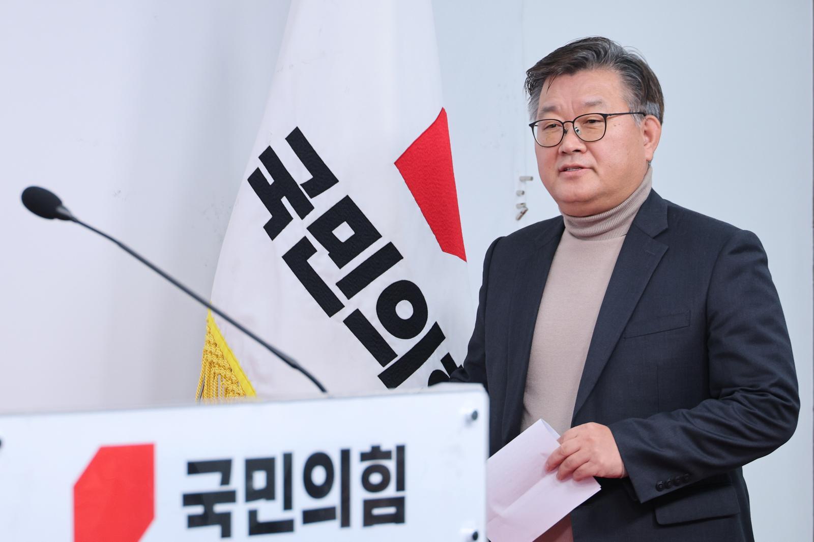 이호선 국민의힘 당무감사위원장이 16일 서울 여의도 국민의힘 당사에서 김종혁 전 최고위원에 대한 당원권 정지 2년 권고 결정에 대한 브리핑을 하고 있다. 2025.12.16/뉴스1