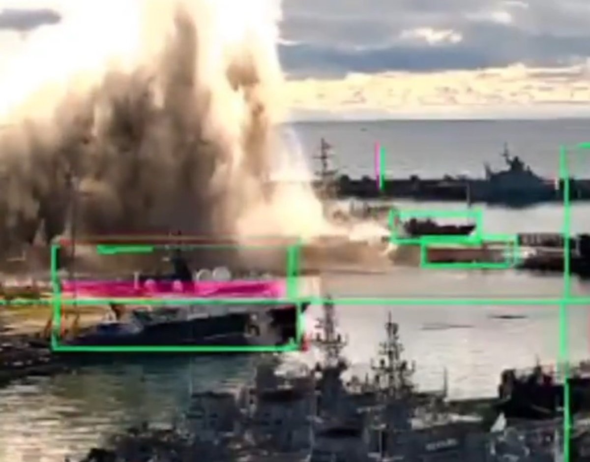 노보로시스크 항구에 정박한 러시아 해군 잠수함이 폭파되는 장면. 우크라이나 보안군(SBU) 텔레그램 캡처