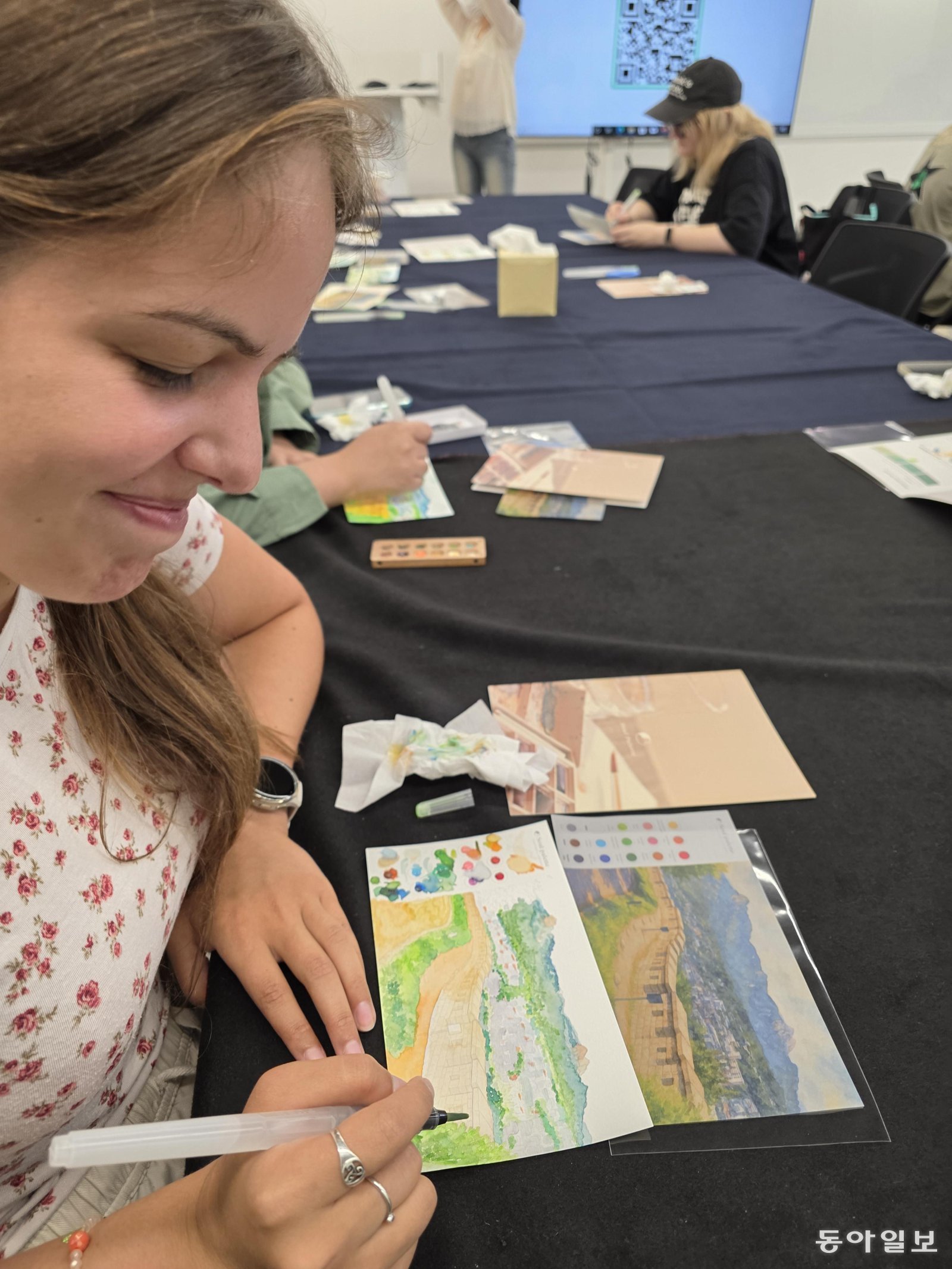 서울컬쳐라운지에서 낙산공원 서울성곽길 그리기 수업에 참여한 외국인 관광객.  전승훈 기자 raphy@donga.com