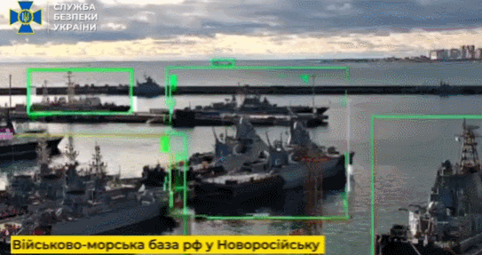 노보로시스크 항구에 정박한 러시아 해군 잠수함이 폭파되는 장면. 우크라이나 보안군(SBU) 텔레그램 캡처