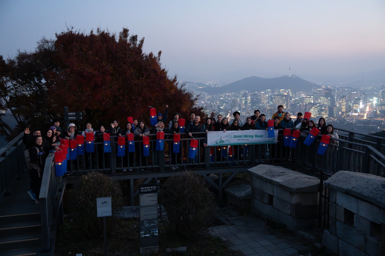 2025 서울 하이킹 위크 기간 중 서울 북악산에서 열린 청사초롱 산행.    서울관광재단 제공